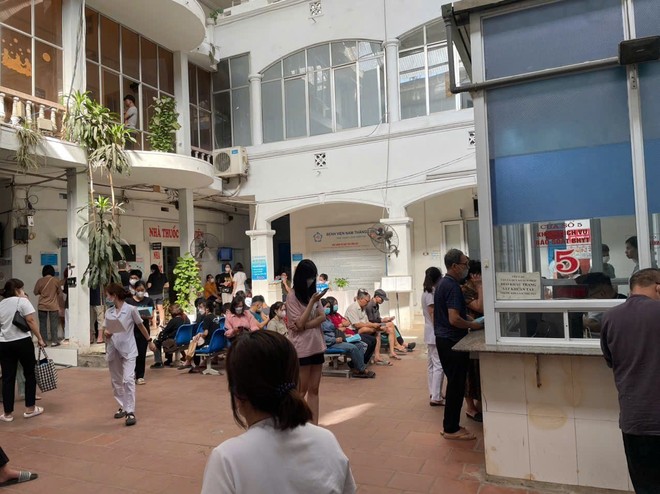 Khuôn viên bên trong Bệnh viện chật hẹp, không có cây xanh