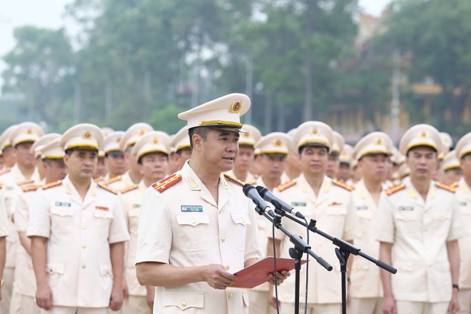 Thay mặt Đảng uỷ, Ban Giám đốc cùng toàn thể cán bộ, chiến sĩ Công an Thủ đô, Đại tá Nguyễn Ngọc Quyền, Phó Giám đốc CATP Hà Nội đã báo cáo Bác những chiến công xuất sắc