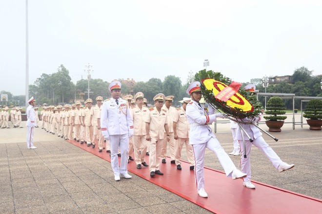 Thiếu tướng Nguyễn Thanh Tùng dẫn đầu Đoàn đại biểu CATP Hà Nội vào lăng viếng Bác
