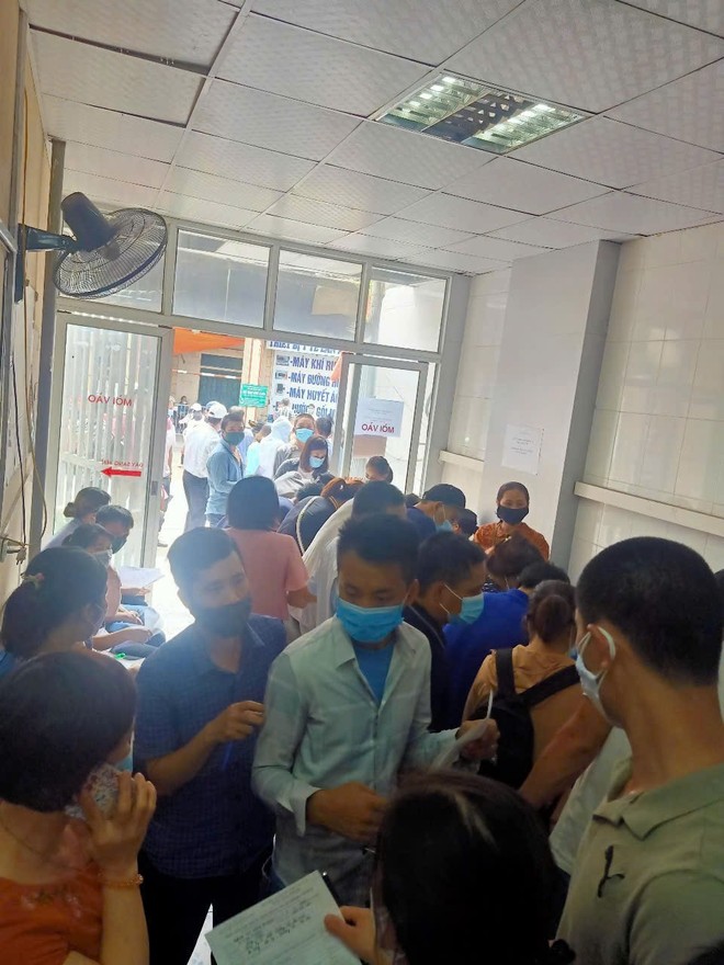 Đông đảo người dân đến Bệnh viện khám, chữa bệnh