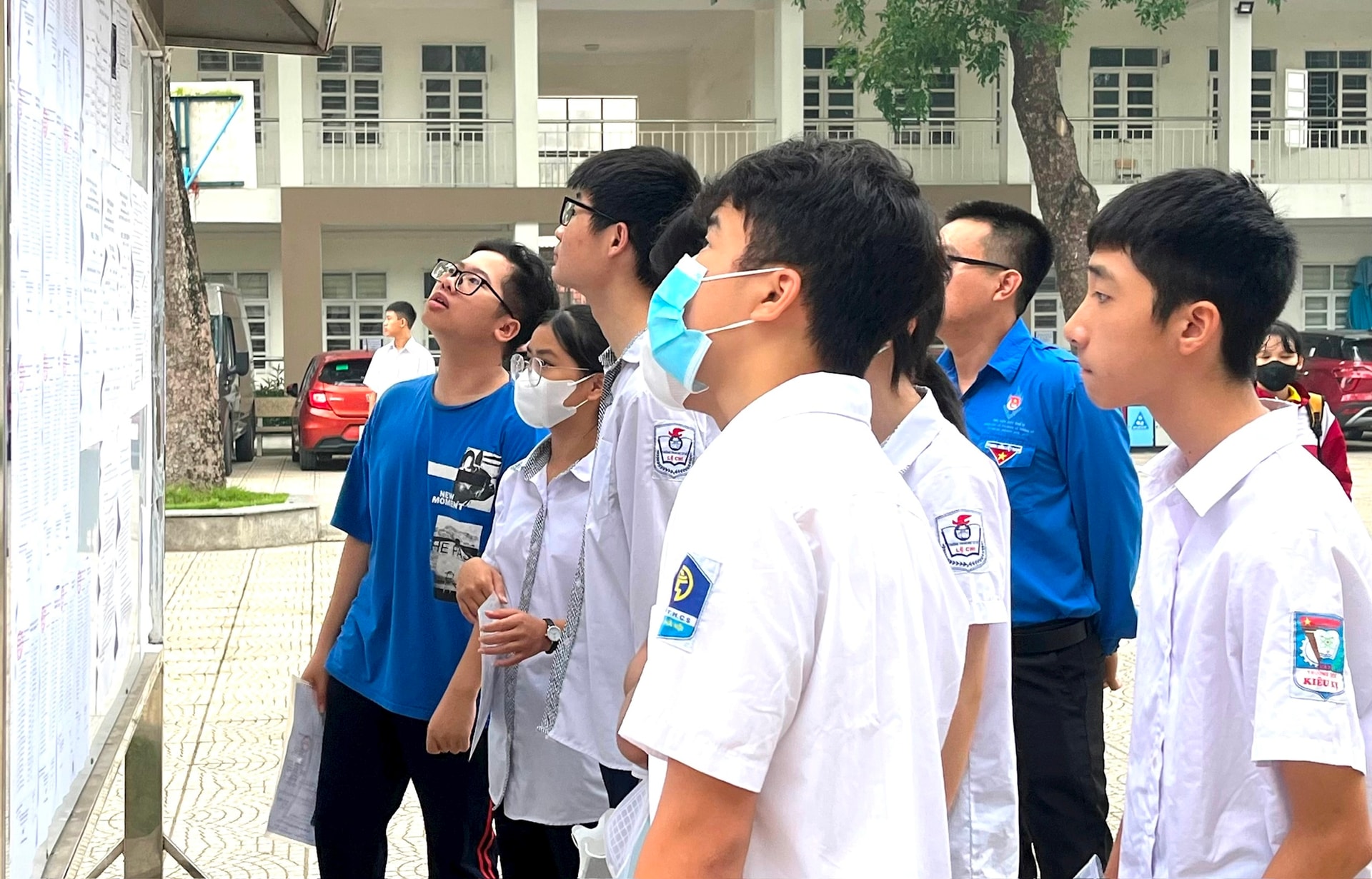 Học sinh tra cứu kỹ phương án tuyển sinh lớp 10 của từng trường để chọn nguyện vọng phù hợp. Ảnh: Lê Nguyễn