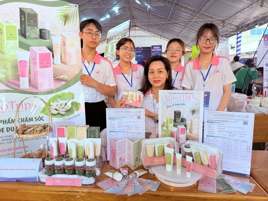 AroTrips – Bộ sản phẩm chăm sóc sức khỏe du lịch từ nghệ trắng của sinh viên Trường ĐH Nguyễn Tất Thành đạt huy chương bạc Giải thưởng