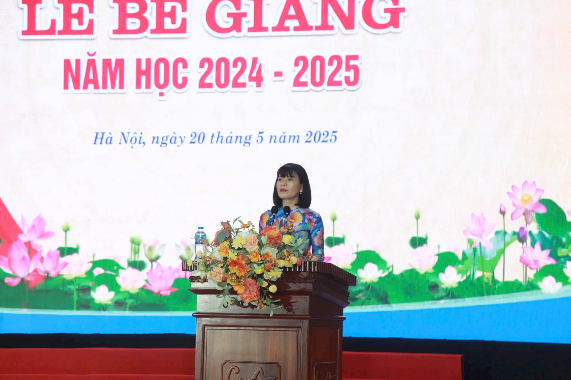 cô giáo Nguyễn Thị Nhiếp, Hiệu trưởng Trường THPT chuyên Chu Văn An. Ảnh: Lê Nguyễn