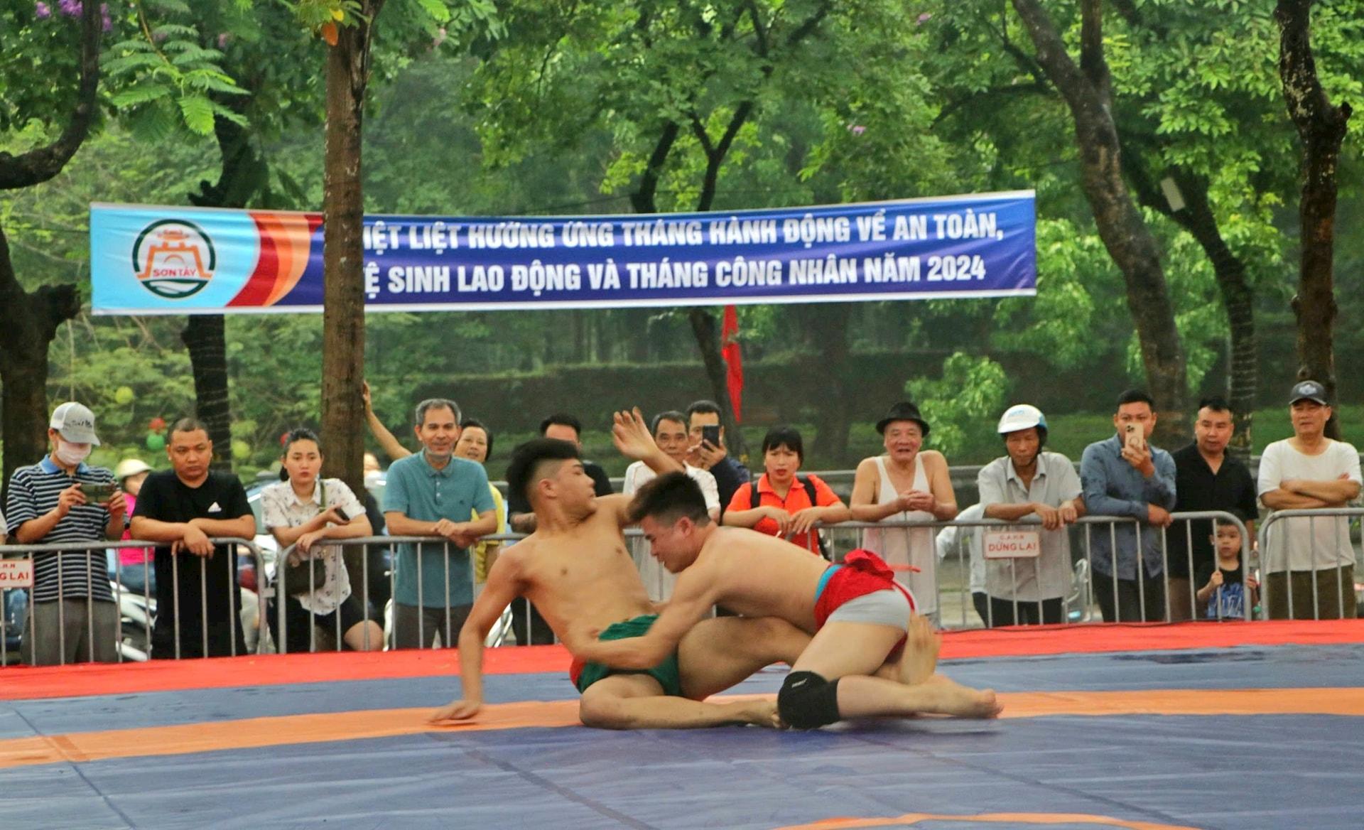 Các đô vật nam tranh tài tại Giải vật dân tộc Hà Nội mở rộng tranh cúp Phùng Hưng lần thứ III năm 2024. Ảnh: TTVH Sơn Tây
