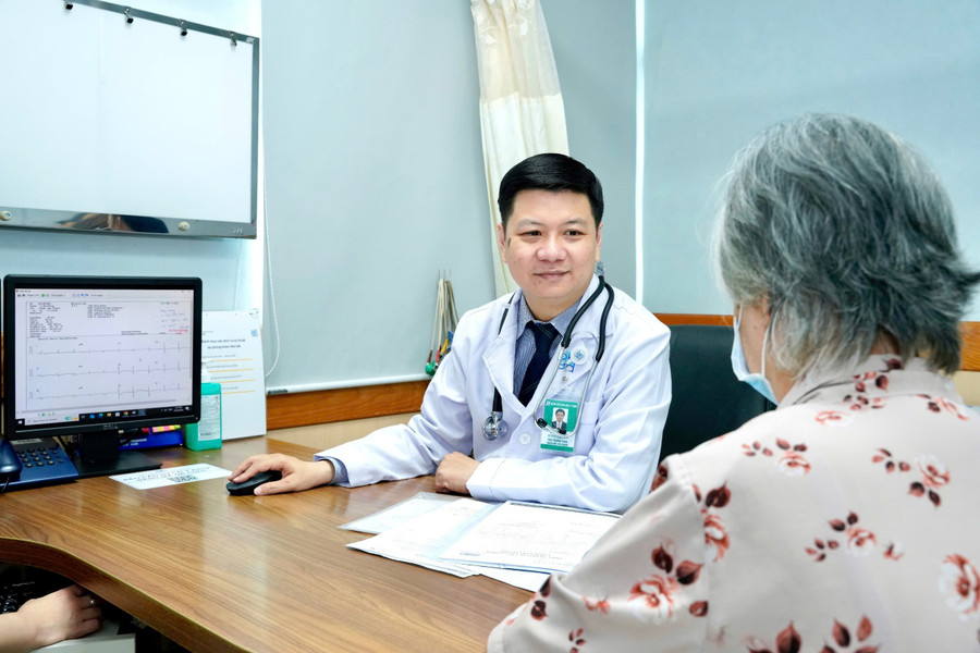 TS.BS Lương Cao Sơn - Phó Trưởng khoa Nội Tim mạch, Bệnh viện Đại học Y Dược TPHCM thăm khám cho bệnh nhân. Ảnh: M.T can-trong-voi-dau-nguc-khong-do-tim-1.jpg