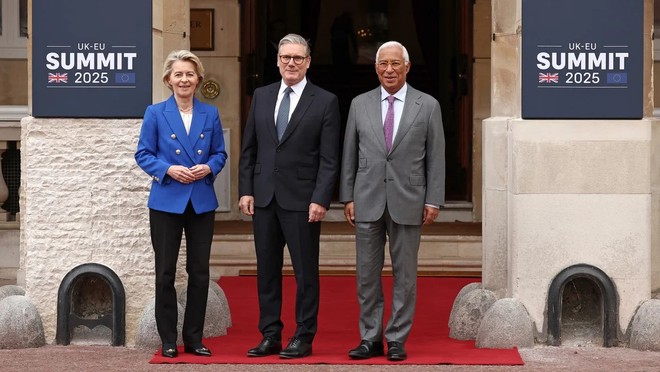 Chủ tịch Ủy ban châu Âu Ursula von der Leyen, Thủ tướng Anh Keir Starmer và Chủ tịch Hội đồng châu Âu Antonio Costa Chủ tịch Ủy ban châu Âu Ursula von der Leyen, Thủ tướng Anh Keir Starmer và Chủ tịch Hội đồng châu Âu Antonio Costa