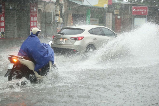 Mưa giông lớn dồn dập tái xuất ở Bắc bộ, đề phòng lượng mưa cực lớn trong thời gian ngắn