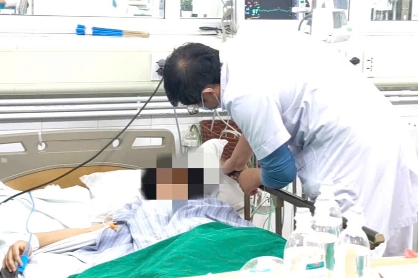 Bệnh nhân được cấp cứu và điều trị tại bệnh viện. Ảnh: Thanh Thanh