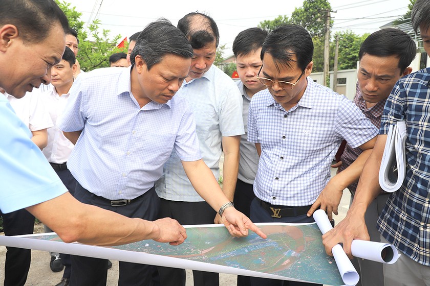 Phó Chủ tịch UBND tỉnh Phú Thọ Phan Trọng Tấn đi kiểm tra thực địa dự án tuyến đường sắt Lào Cai - Hà Nội - Hải Phòng đi qua (Ảnh: Đinh Vũ)