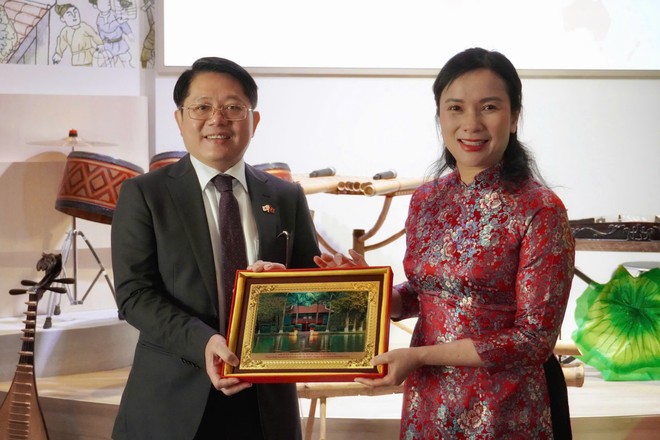 Lê Thị Phượng đại diện Khu di tích Chủ tịch Hồ Chí Minh tặng quà Tổng lãnh sự Ngô Trịnh Hà Lê Thị Phượng đại diện Khu di tích Chủ tịch Hồ Chí Minh tặng quà Tổng lãnh sự Ngô Trịnh Hà