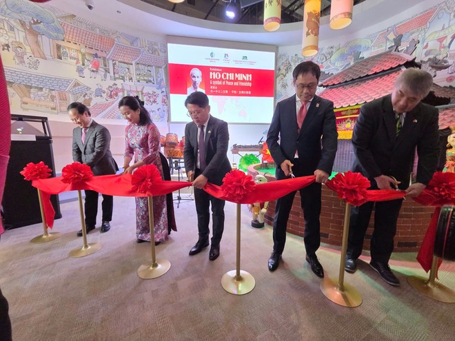 Ông Ngô Trịnh Hà, Tổng Lãnh sự Việt Nam tại Osaka, ông Trần Nhất Hoàng, bà Lê Thị Phượng và các đại biểu khách mời Nhật Bản cắt băng khai mạc Triển lãm Ông Ngô Trịnh Hà, Tổng Lãnh sự Việt Nam tại Osaka, ông Trần Nhất Hoàng, bà Lê Thị Phượng và các đại biểu khách mời Nhật Bản cắt băng khai mạc Triển lãm