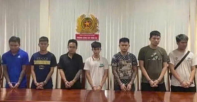 Bảy đối tượng tại công an