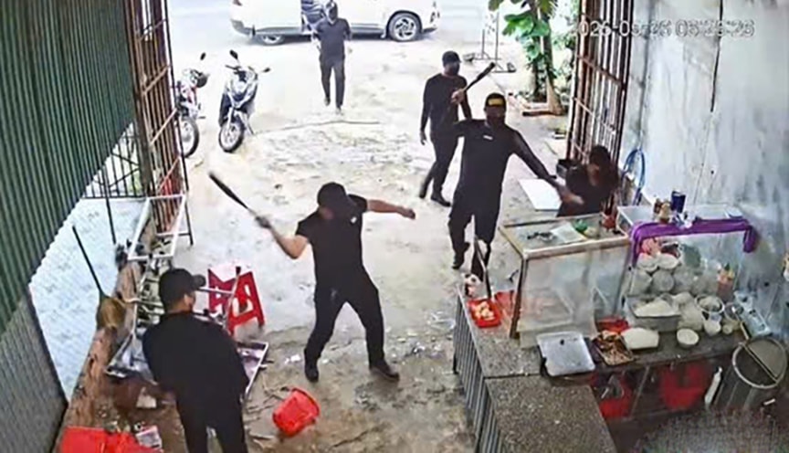 Các đối tượng trang phục màu đen đang phá quán được camera ghi lại