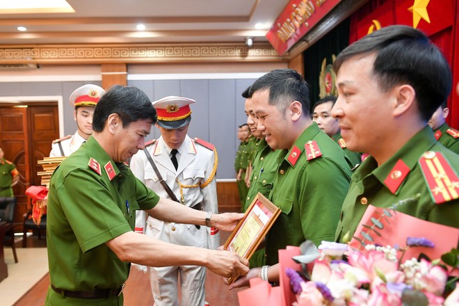 Trung tướng, NGƯT, GS.TS Trần Minh Hưởng trao Giấy chứng nhận cho các nhóm dự thi