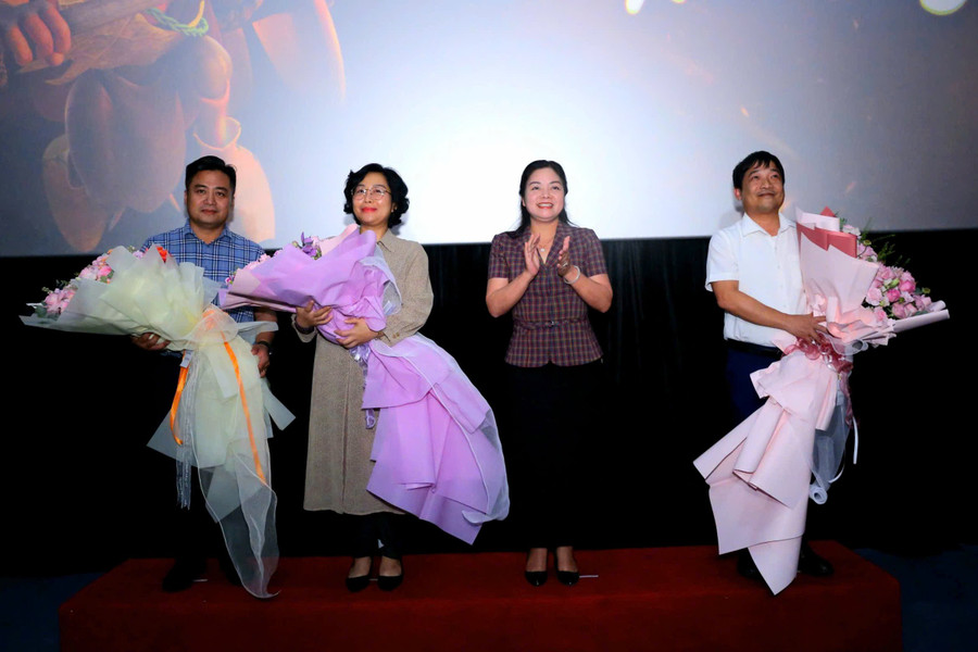 Phó Chủ tịch UBND tỉnh Thái Nguyên tặng hoa chúc mừng các đơn vị. pho-chu-tich-ubnd-tinh-thai-nguyen-tang-hoa-chuc-mung-cac-don-vi.jpg