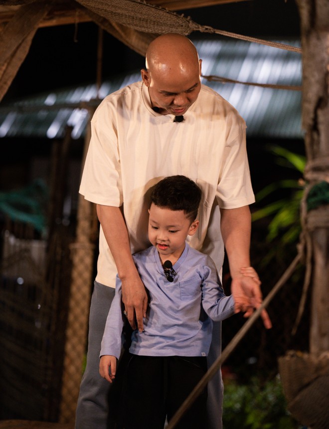 Không chỉ biết ứng phó với những tình huống khó xử từ chương trình, Phan Đinh Tùng còn hé lộ một khía cạnh khiến nhiều ông bố khác ngưỡng mộ: khả năng chăm con buổi tối Không chỉ biết ứng phó với những tình huống khó xử từ chương trình, Phan Đinh Tùng còn hé lộ một khía cạnh khiến nhiều ông bố khác ngưỡng mộ: khả năng chăm con buổi tối