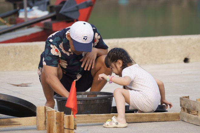 Ở tập đầu tiên, bé Dứa khiến bố Trung Ruồi “toát mồ hôi hột” vì sợ bẩn, sợ cát, sợ mùi hải sản… thì trong tập phát sóng tuần này, cô bé đã dạn dĩ hơn Ở tập đầu tiên, bé Dứa khiến bố Trung Ruồi “toát mồ hôi hột” vì sợ bẩn, sợ cát, sợ mùi hải sản… thì trong tập phát sóng tuần này, cô bé đã dạn dĩ hơn