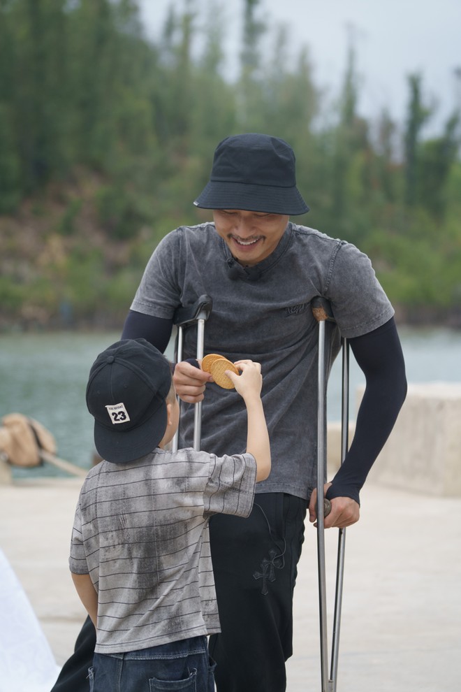 Duy Hưng lặng lẽ chống nạng, tập tễnh bên con trai trong hành trình "Bố ơi mình đi đâu thế?" Duy Hưng lặng lẽ chống nạng, tập tễnh bên con trai trong hành trình "Bố ơi mình đi đâu thế?"