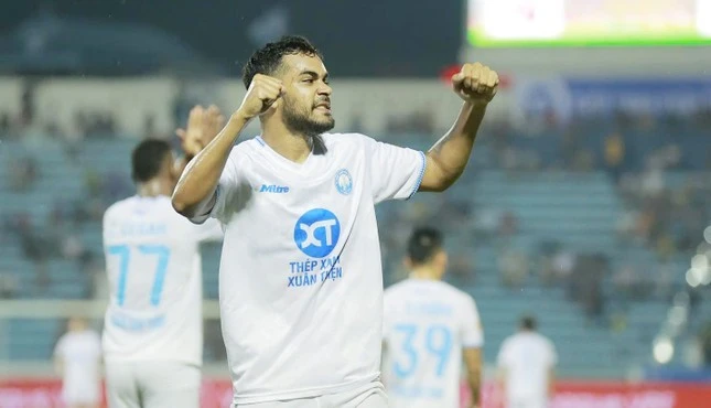 Brenner liên tục ghi bàn trong màu áo Nam Định FC.