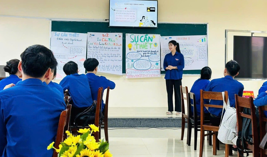 Học sinh Trường THPT A Lưới (TP Huế) thuyết trình trước lớp. Ảnh: NTCC phan-dinh-ro-noi-dung-1.jpg