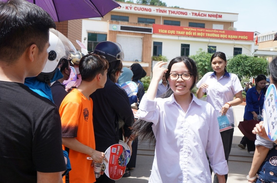 Bước ra phòng thi với vẻ mặt rạng rỡ. 1000034109.jpg