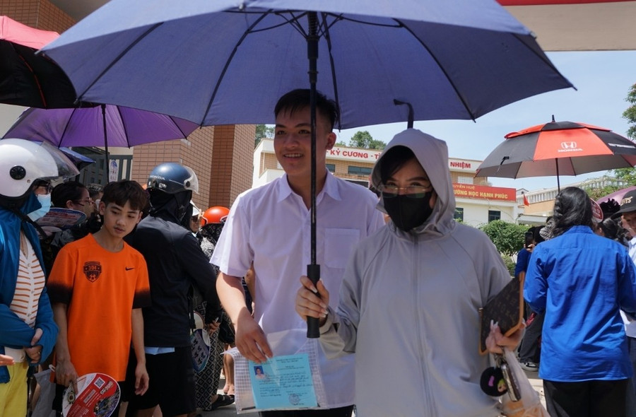 Cả phụ huynh và học sinh đều vui mừng. 1000034111.jpg