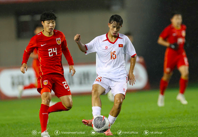 U16 Việt Nam (áo trắng) trong trận hòa chủ nhà Trung Quốc 2-2, dù bị dẫn trước 2 bàn