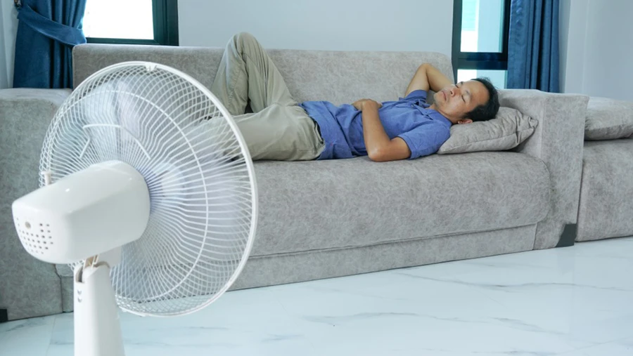 Quạt điện có thể giúp mọi người mát mẻ trong phòng ngủ, nhưng đồng thời chúng cũng gây ra các triệu chứng như đau cơ, khô họng, khó thở... (Ảnh: ITN)