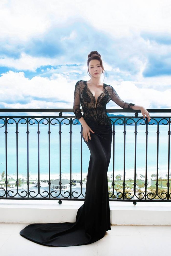 Từ đường kim mũi chỉ phải thật tinh tế đến những đường cut-out cần được tính toán kỹ lưỡng, tất cả đều phải đảm bảo mang lại sự thoải mái và tự tin tuyệt đối cho cô khi xuất hiện Từ đường kim mũi chỉ phải thật tinh tế đến những đường cut-out cần được tính toán kỹ lưỡng, tất cả đều phải đảm bảo mang lại sự thoải mái và tự tin tuyệt đối cho cô khi xuất hiện