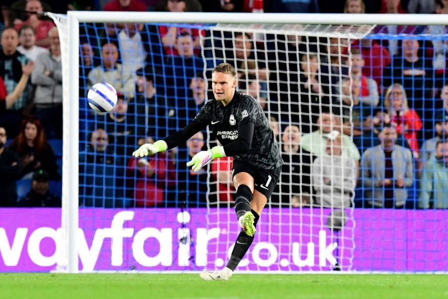 Bart Verbruggen mắc nhiều lỗi dẫn đến bàn thua hơn bất kỳ thủ môn nào khác tại Ngoại hạng Anh 2024-2025. 5.jpg