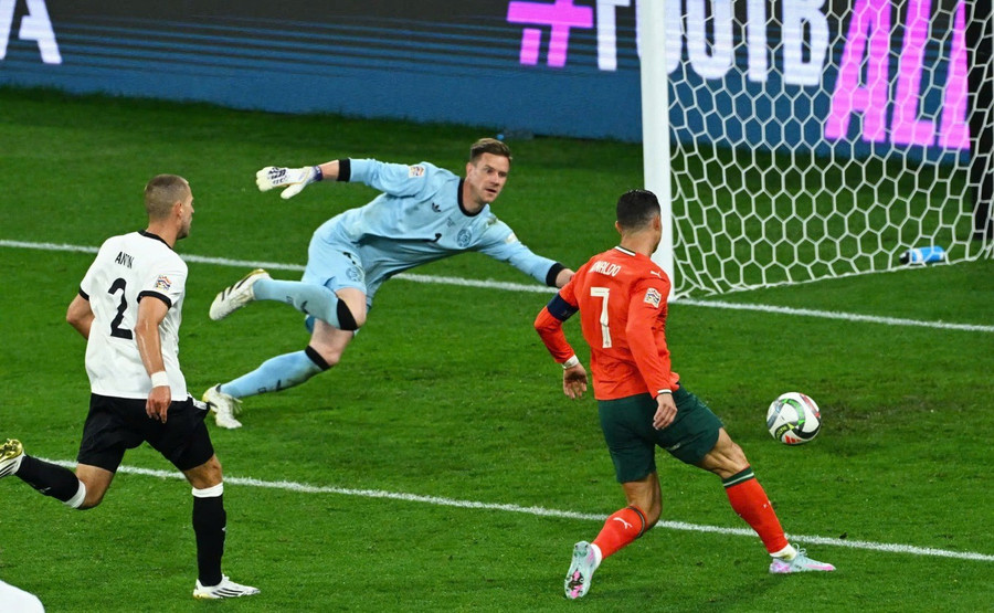 Cristiano Ronaldo ghi bàn quyết định giúp Bồ Đào Nha hạ Đức 2-1 ở bán kết Nations League hôm 5/6. ronaldo.jpg