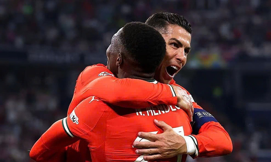 Tiền đạo 40 tuổi ăn mừng bàn thắng đưa Bồ Đào Nha vào chung kết Nations League. ronaldo-1.jpg