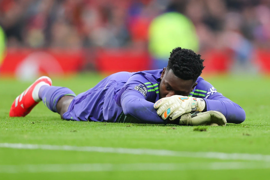 Thủ môn Andre Onana mắc nhiều lỗi cá nhân khiến Man Utd xếp thứ 15 Ngoại hạng Anh mùa này. 2.jpg
