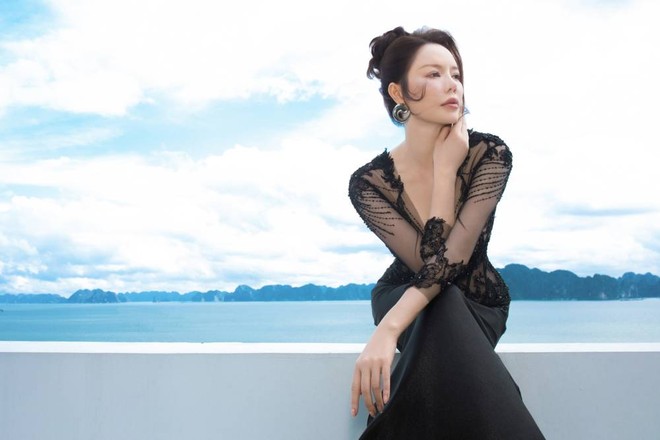 Những bộ cánh đã giúp Lý Nhã Kỳ tỏa sáng như một nàng thơ giữa khung cảnh hùng vĩ và thơ mộng của Vịnh Hạ Long Những bộ cánh đã giúp Lý Nhã Kỳ tỏa sáng như một nàng thơ giữa khung cảnh hùng vĩ và thơ mộng của Vịnh Hạ Long