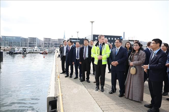 Thủ tướng Phạm Minh Chính và Phu nhân tham quan cảng Tallinna Sadam. Ảnh: Dương Giang/TTXVN