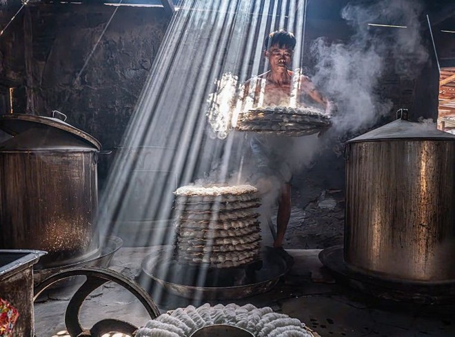 Bức ảnh &quot;Bánh hỏi&quot; của nhiếp ảnh gia Đặng Hoài Anh