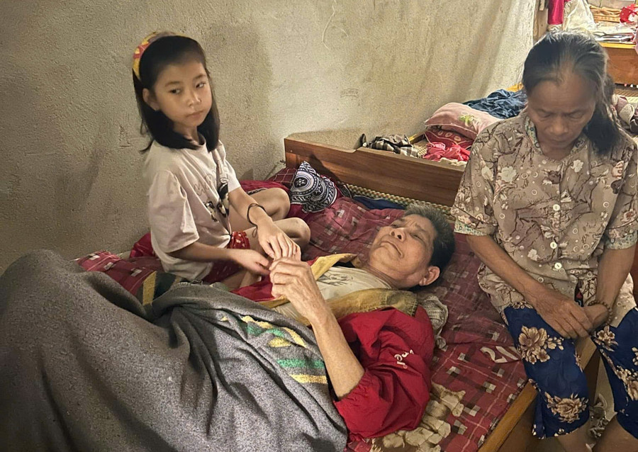 Từ nhỏ thiếu thốn sự chăm sóc của bố và mẹ, 2 chị em Vân Anh sống với ông bà ngoại già yếu. Ông bị tai biến nằm liệt giường gần 8 năm, nay chị thập tử nhất sinh, cả 4 số phận đang rơi vào cảnh đường cùng. 8ab0a1b6a78512db4b94.jpg