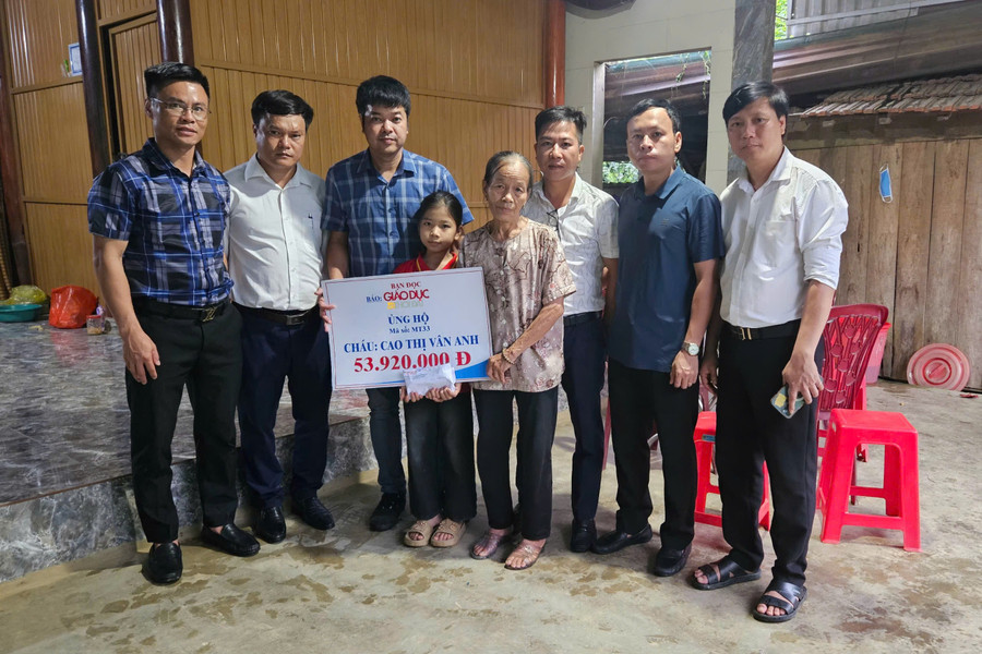 Báo GD&TĐ cùng chính quyền địa phương trao số tiền gần 54 triệu đồng của bạn đọc đến với hoàn cảnh cháu Vân Anh. 5031649e7360c73e9e71.jpg