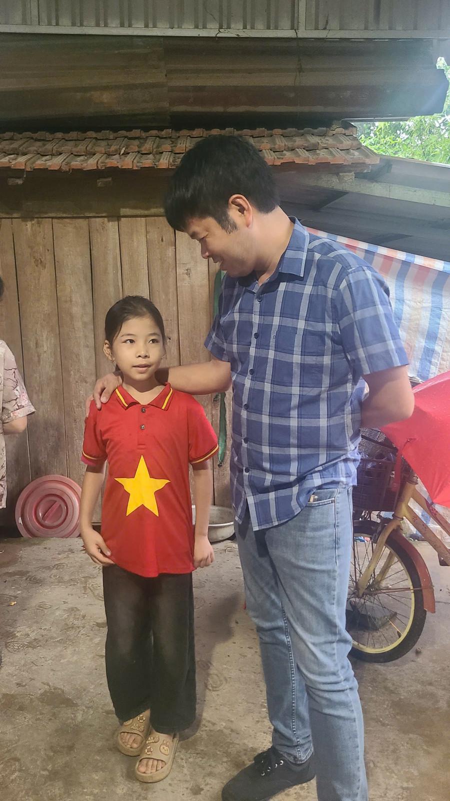 Đại diện Báo GD&TĐ thăm hỏi, động viên cháu Vân Anh. e3e63921cfd97b8722c8.jpg