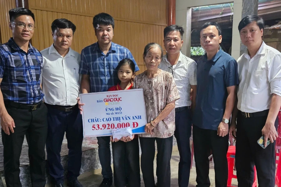 Trao quà bạn đọc đến hoàn cảnh cháu Vân Anh.