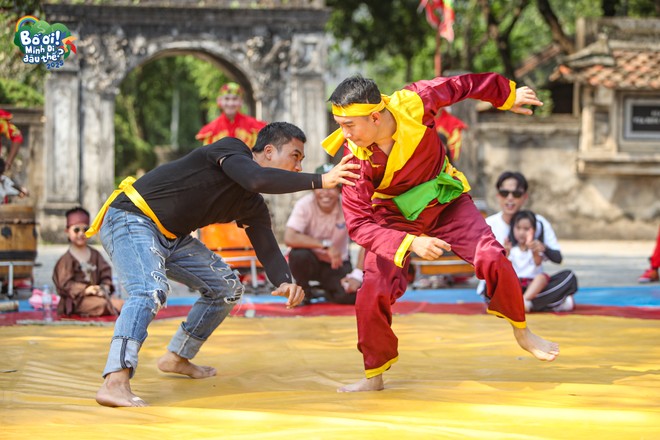 Lần đầu tiên các ông bố được mời lên sới vật truyền thống – nơi những pha đòn mạnh mẽ xen lẫn sự hài hước tạo nên những tràng cười và cả giọt nước mắt xúc động