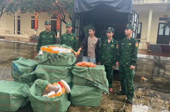 Đối tượng Thủy và tang vật bị Bộ đội Biên phòng tỉnh Quảng Ninh bắt giữ.
