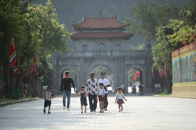 Không chỉ là một chuyến du ngoạn khám phá lịch sử, văn hóa cố đô, hành trình lần này còn là dịp để cả các cặp bố con “chạm tay” vào những giá trị truyền thống bằng trải nghiệm sống động và cảm xúc thật nhất