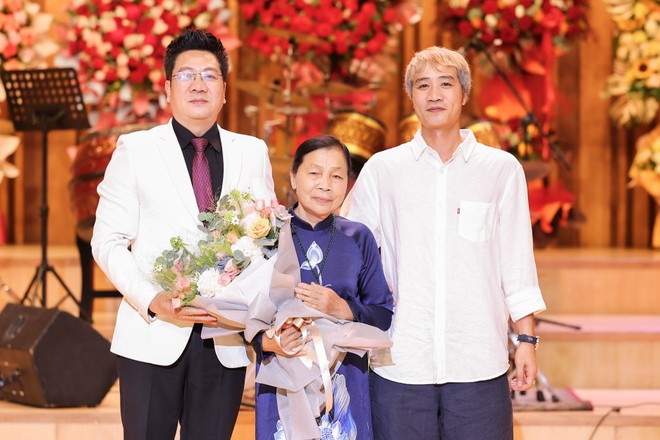 TS.NSND Quốc Hưng bày tỏ lòng biết ơn sâu sắc đến người mẹ đã sinh thành và nuôi dưỡng mình khôn lớn trưởng thành. Trong ảnh còn có em trai anh - NSND Đỗ Hiền (nghệ sĩ múa)