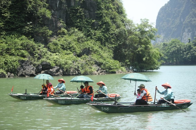 Không chỉ là một chuyến du ngoạn khám phá lịch sử, văn hóa cố đô Hoa Lư, hành trình lần này còn là dịp để cả các cặp bố con “chạm tay” vào những giá trị truyền thống bằng trải nghiệm sống động và cảm xúc thật nhất