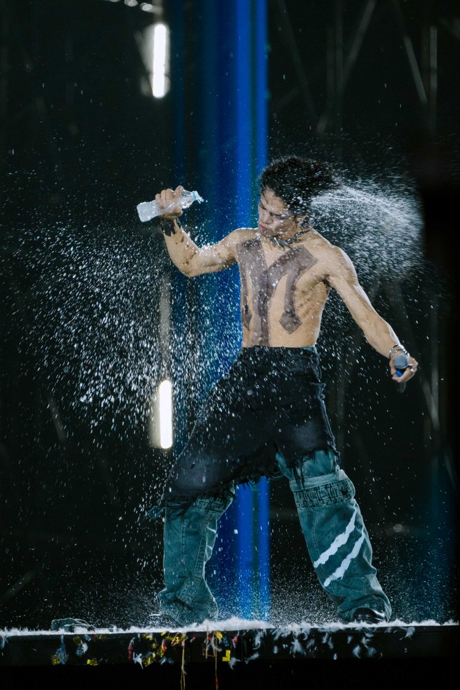 Sự linh hoạt, bản lĩnh và cái “duyên” sân khấu ấy đã giúp (S)Trong nhận về nhiều lời khen ngợi từ khán giả Sự linh hoạt, bản lĩnh và cái “duyên” sân khấu ấy đã giúp (S)Trong nhận về nhiều lời khen ngợi từ khán giả