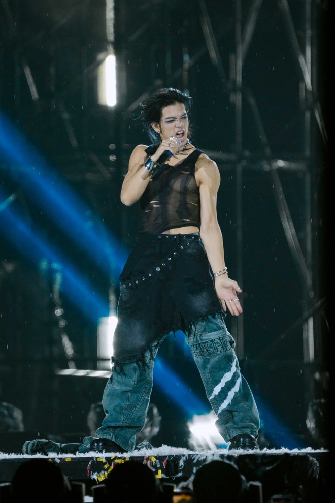 (S)Trong thu hút với phong cách thời trang cá tính, diện áo xuyên thấu và quần jeans ống rộng (S)Trong thu hút với phong cách thời trang cá tính, diện áo xuyên thấu và quần jeans ống rộng