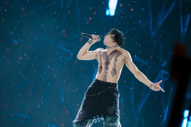 S(Trong) khoe vũ đạo trong cơn mưa tại concert "Anh trai" S(Trong) khoe vũ đạo trong cơn mưa tại concert "Anh trai"