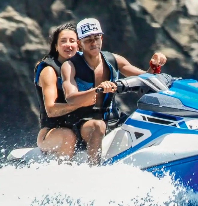 Yamal và Fati Vazquez cưỡi mô tô nước Yamal và Fati Vazquez cưỡi mô tô nước