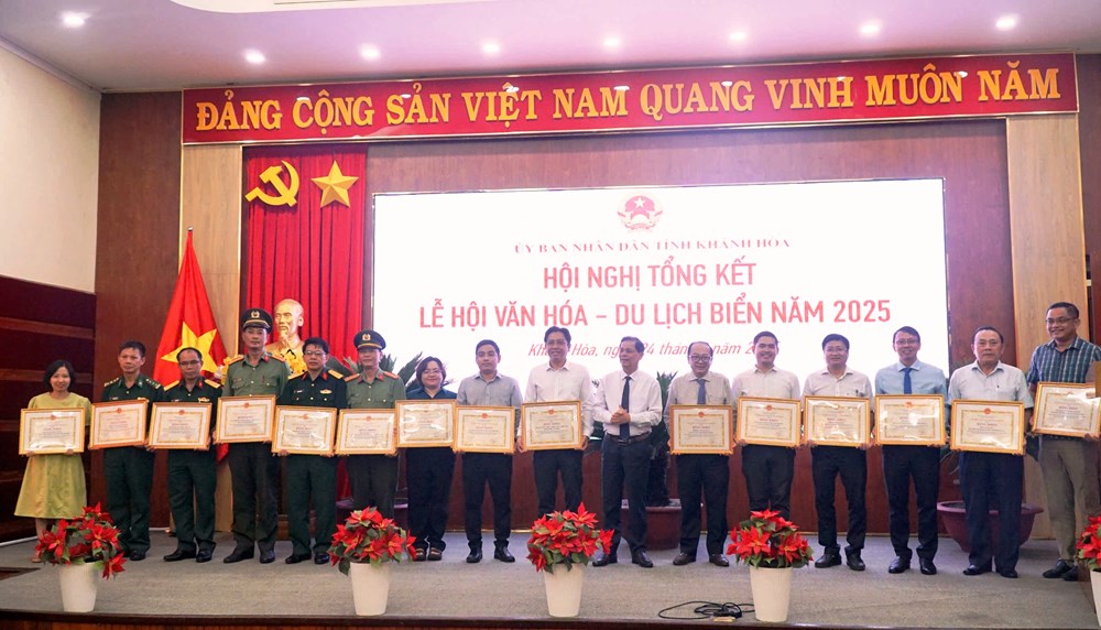Lễ hội Văn hóa, Du lịch biển 2025 thu hút đông đảo du khách đến Nha Trang - ảnh 4